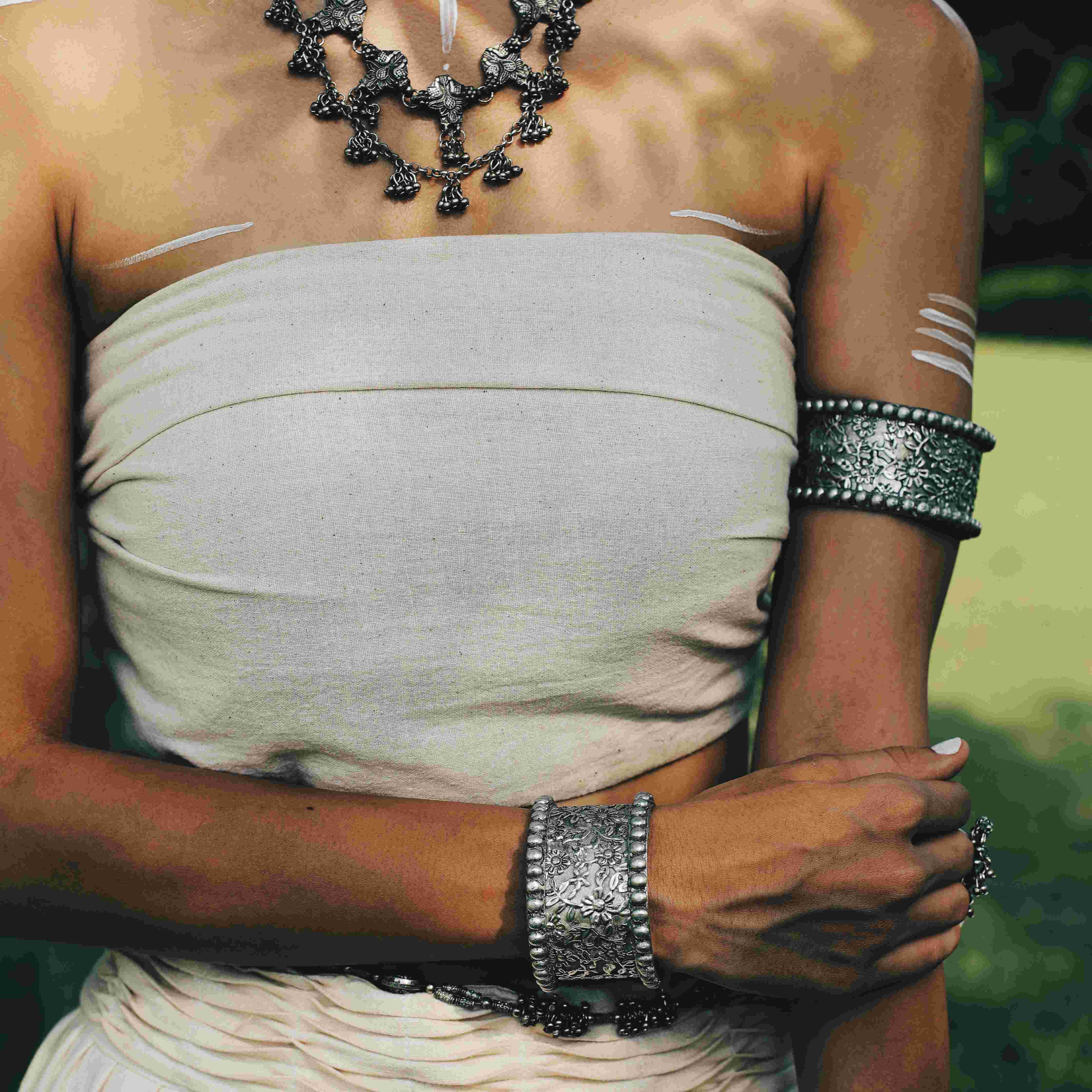 Engraved Flower Kada image 3