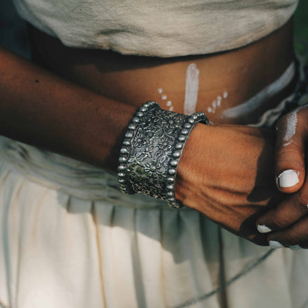 Engraved Flower Kada image 2