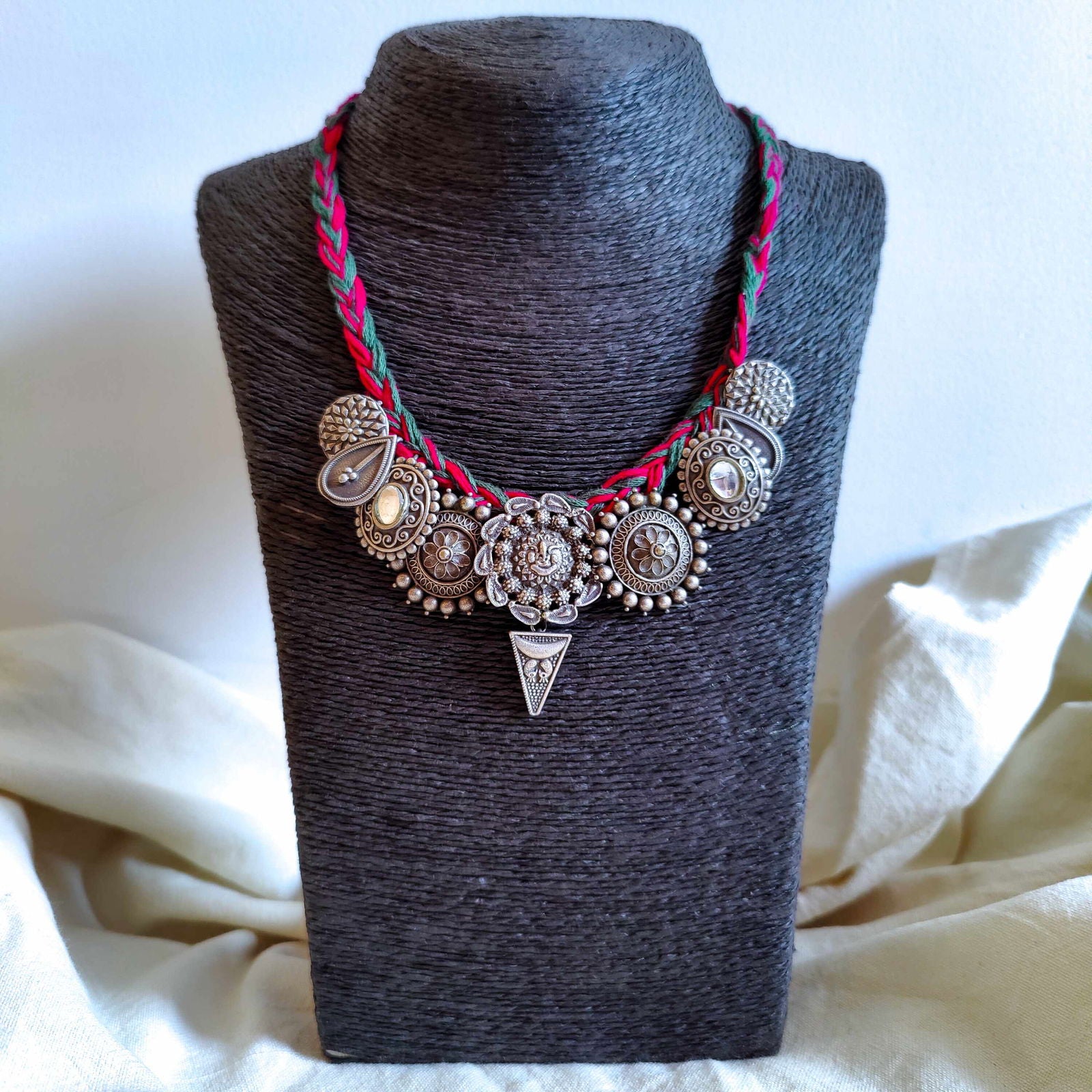 EMBELLISHED CHOKER NECKLACE